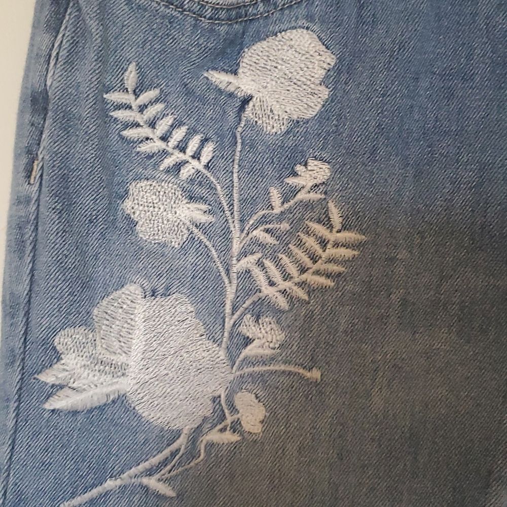 Refuge Floral Embroidered Cropped Jeans Size 2 - Picture 3 of 7